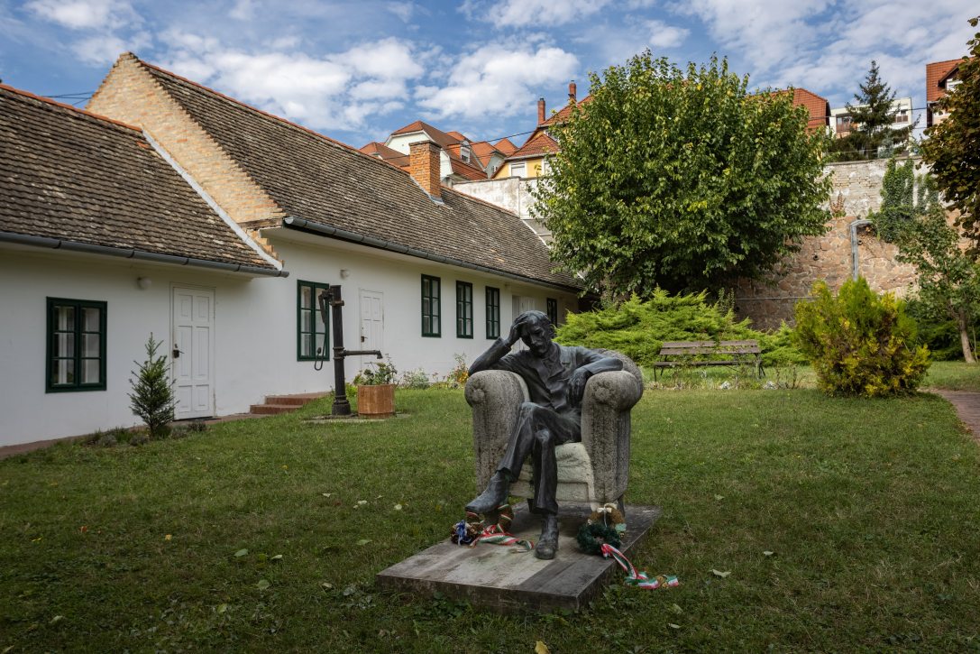 Babits Mihály ülő szobra, Farkas Pál alkotása, szülőházának, amelyben a Babits Mihály Emlékház található. Fotó: Ruprech Judit / MTI