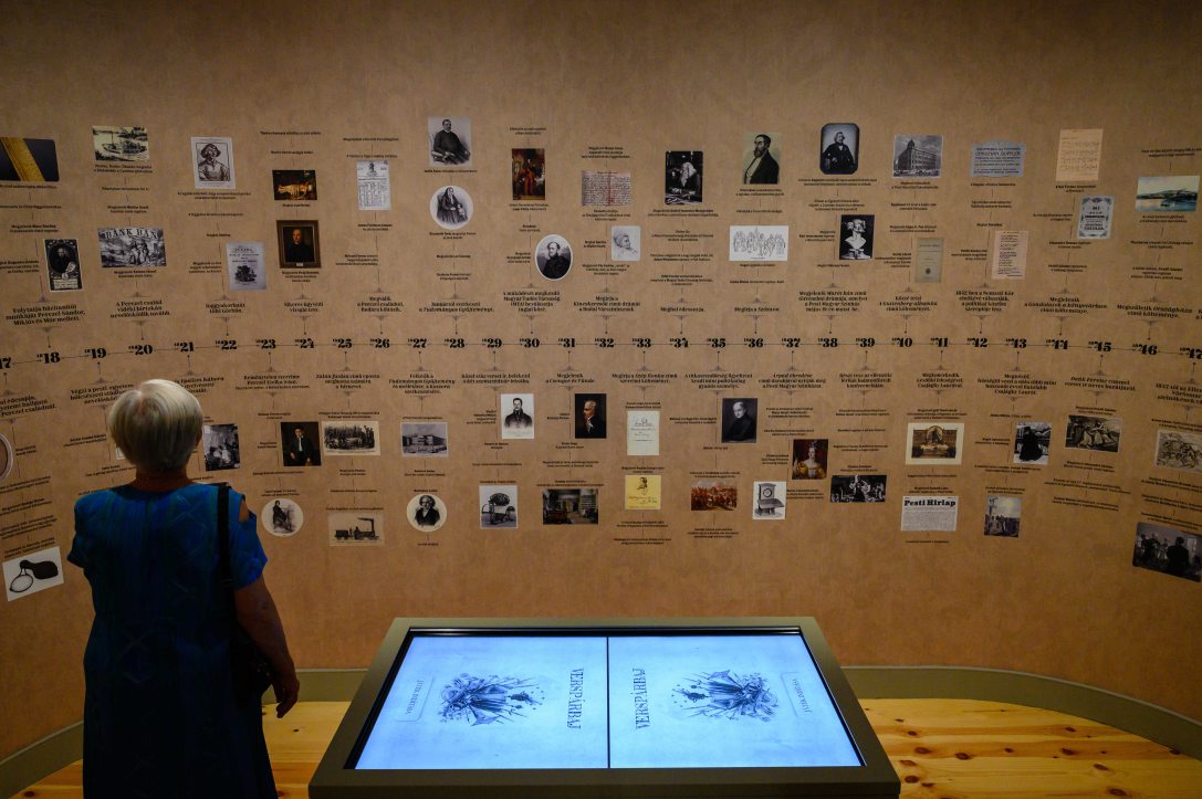 Látogató a kápolnásnyéki Vörösmarty Emlékházban az avatóünnepség napján, 2020. szeptember 11-én. Fotó: Vasvári Tamás / MTI