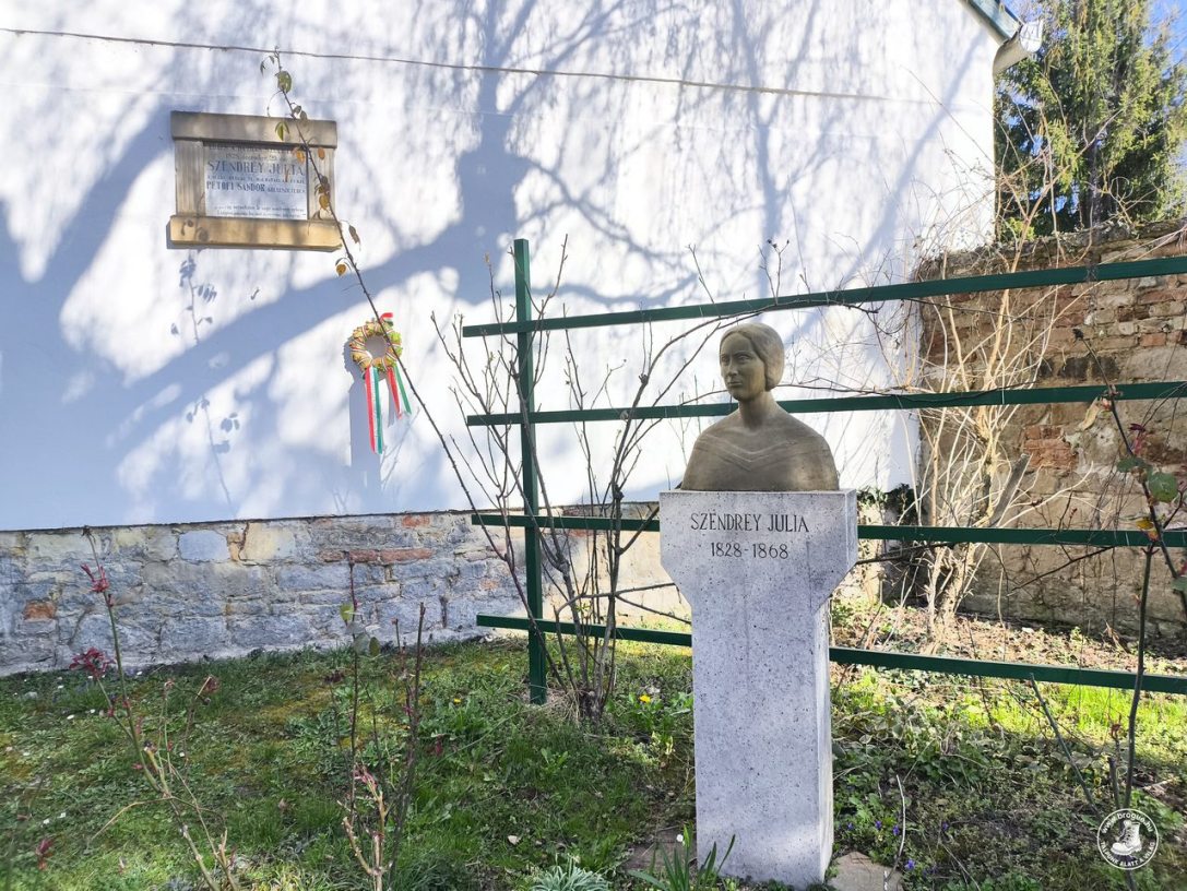 Szendrey Júlia szobra az emlékház előtt. Fotó: Szendrey Júlia Emlékház