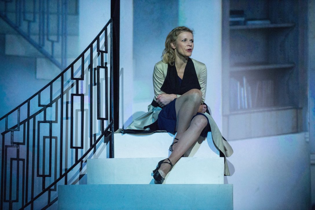 Schell Judit a lány szerepében Karinthy Frigyes Gellérthegyi álmok című vizuális tánc- és színházi előadásának próbáján a budapesti Thália Színházban 2016. november 3-án. Fotó: Kallos Bea / MTI