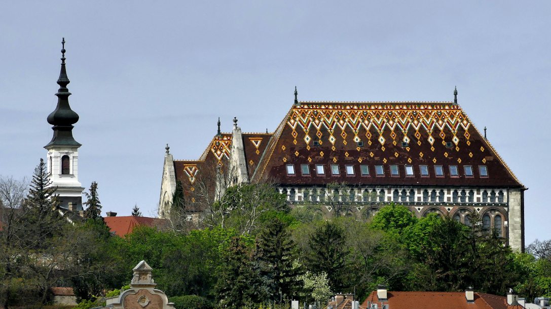 A Magyar Nemzeti Levéltár műemlék épületének Zsolnay-tűzzománc cserépborítással fedett tetőzete a Budai Várban, a Bécsi kapu téren. Fotó: Jászai Csaba / MTI