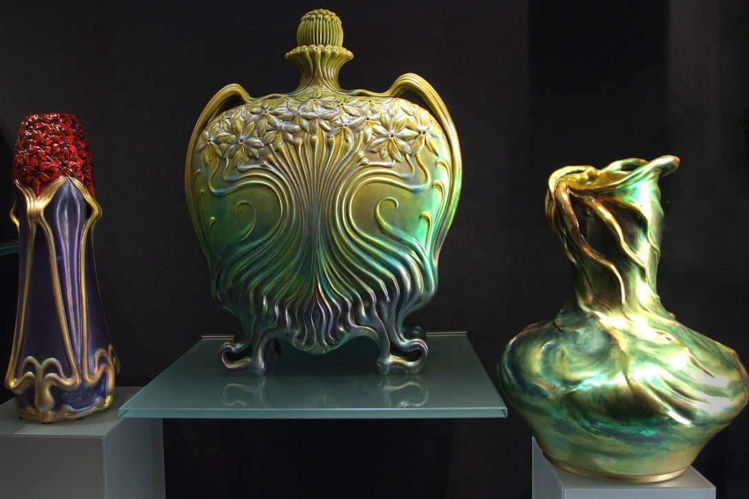 A pécsi Zsolnay manufaktúra szecessziós korszakát bemutató Zsolnay Aranykora című kiállítás részlete a Zsolnay Negyedben, az egykori Sikorski-villában 2016 júniusában. Fotó: Jászai Csaba / MTI