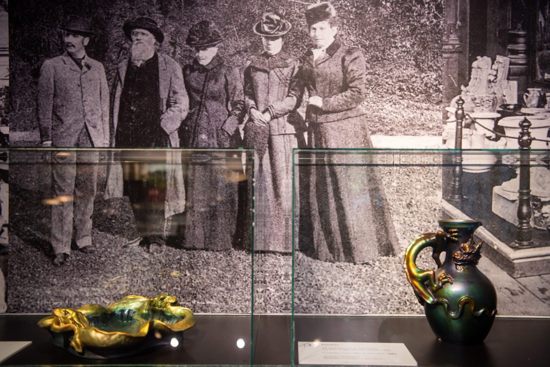 Műtárgyak a Virág Judit Galéria 3. Zsolnay-aukcióján árverezésre kerülő kerámiák kiállításán 2023. október 7-én. Fotó: Balogh Zoltán / MTI