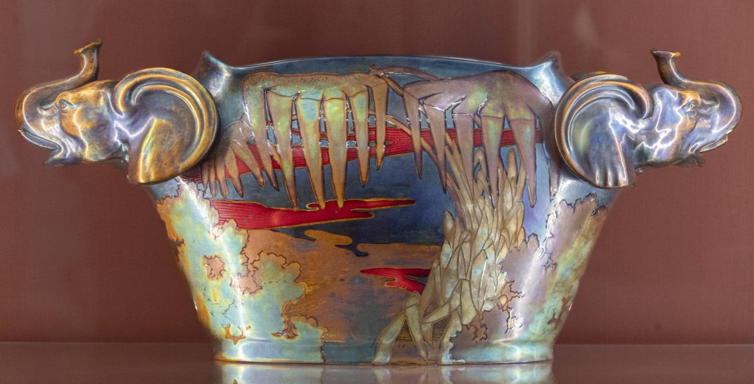 Kiállított eozin mázas kerámia Budapest jelenleg legnagyobb Zsolnay-kiállítása megnyitóján a Városliget szomszédságában, a Liget+ programba bekapcsolódó szecessziós ResoArt Villának a sajtóbejárásán 2023. szeptember 25-én. Fotó: Szigetváry Zsolt / MTI