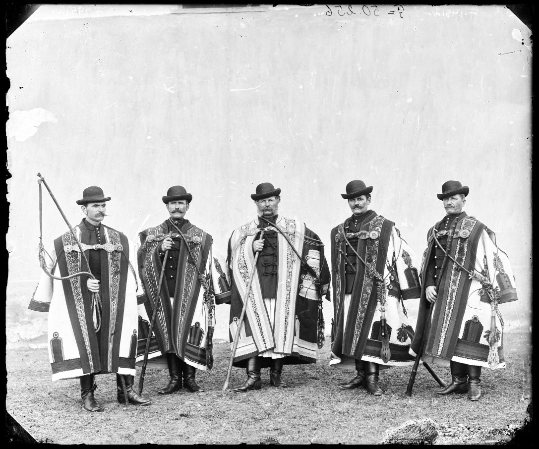 Gulyások cifraszűrben; Sarkad; 1900 körül; készítette Békés Gyula; NM F 50256