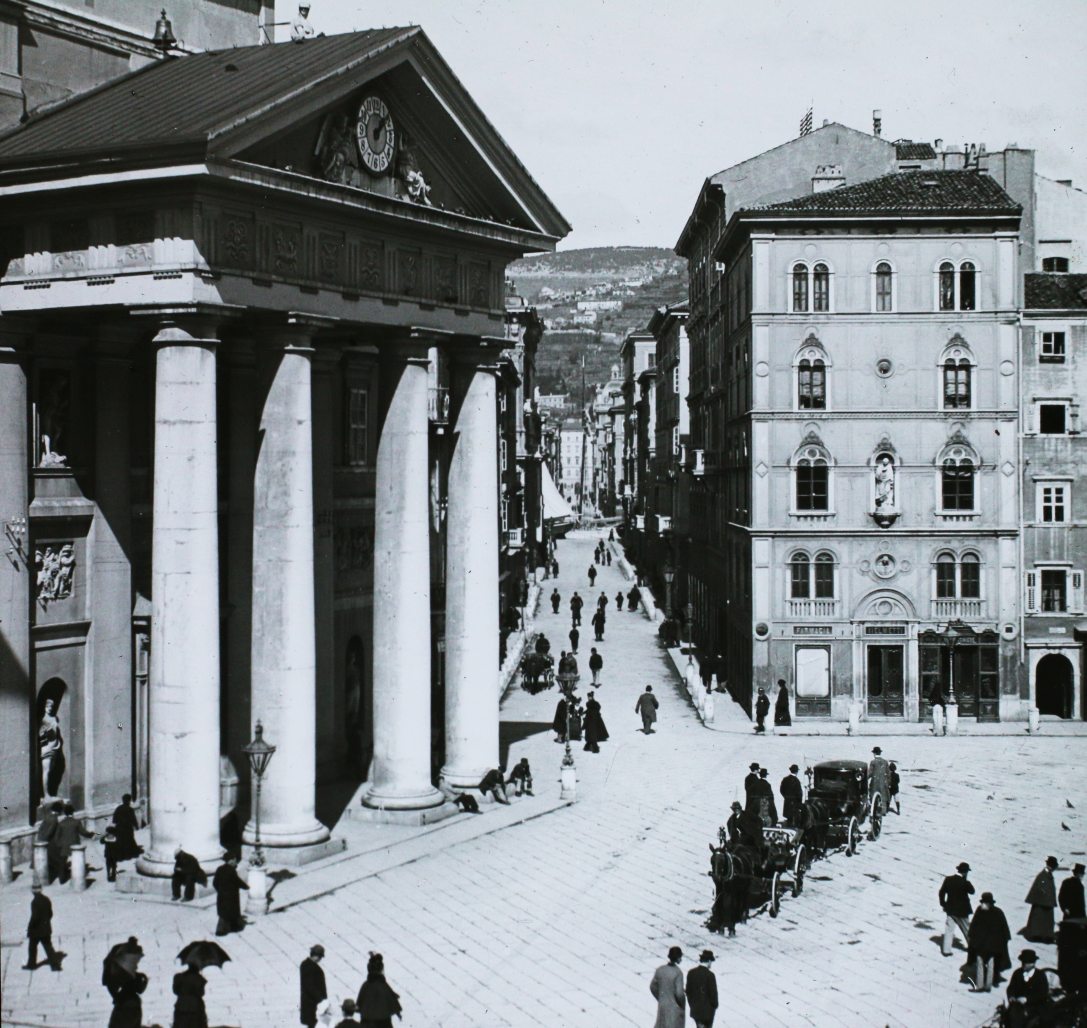 Olaszország, Trieszt 1910. Piazza della Borsa, Tözsdepalota (Palazzo della Borsa). Fotó: Fortepan / Magyar Földrajzi Múzeum / Diagyűjtemény