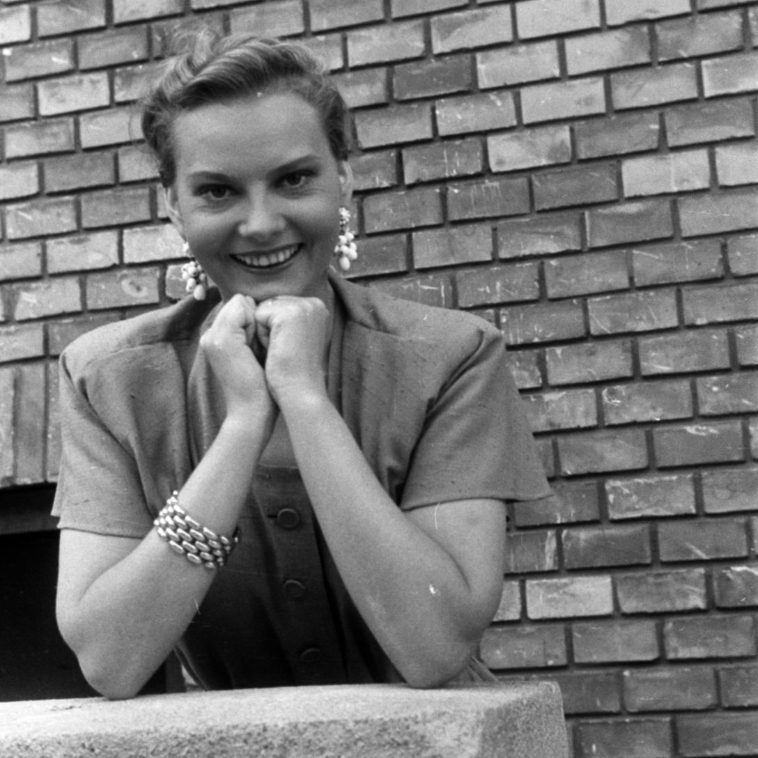 Szeleczky Zita színművésznő Az első című film (rendező Cserépy László) forgatása idején a Könyves Kálmán körút 15-ben, a Magyar Film Iroda Rt (MFI) udvarán 1944-ben. Fotó: Bojár Sándor / Fortepan