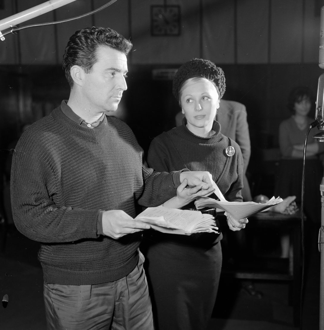 Zenthe Ferenc és Gombos Katalin a Magyar Rádió 1-es stúdiójában, Erdődy János A majlandi tornyok című rádiójátékának felvételén 1961-ben. Fotó: Szalay Zoltán / Fortepan