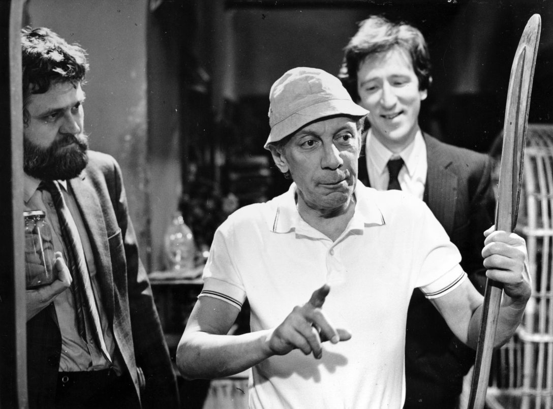 Vajda László, Őze Lajos és Helyey Lászlól a Hanyatt-homlok című film forgatásakor 1983-ban. Fotó: Révész György / Fortepan