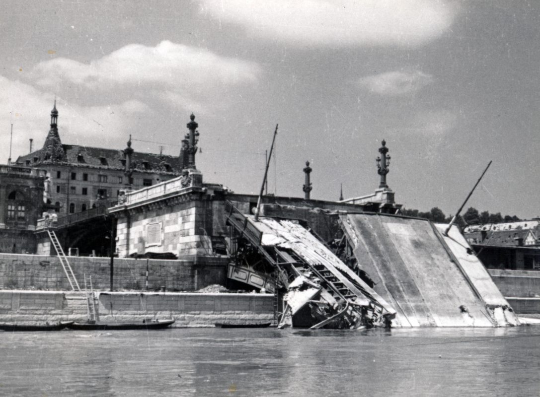 A lerombolt Margit híd 1945-ben. Fotó: Bujdosó Géza / Fortepan