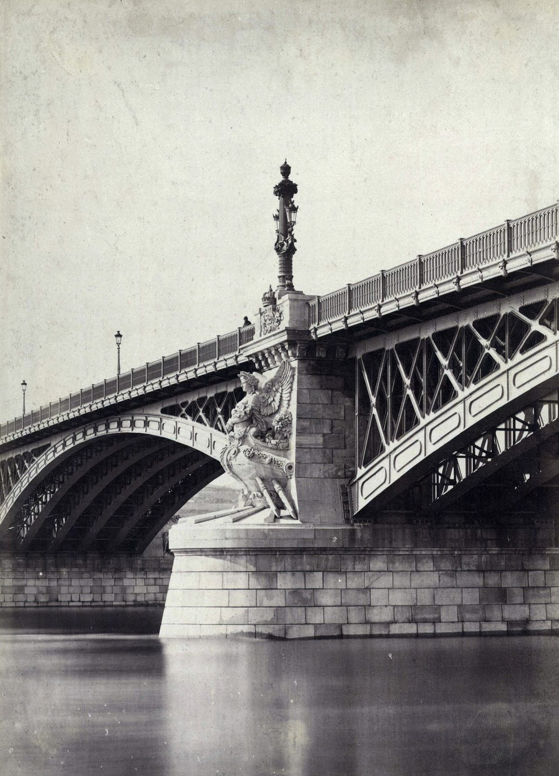 Margit híd a hídpillért díszítő szárnyas nőalakkal. A felvétel 1876 körül készült.  Fotó: Klösz György / Budapest Főváros Levéltára / Fortepan