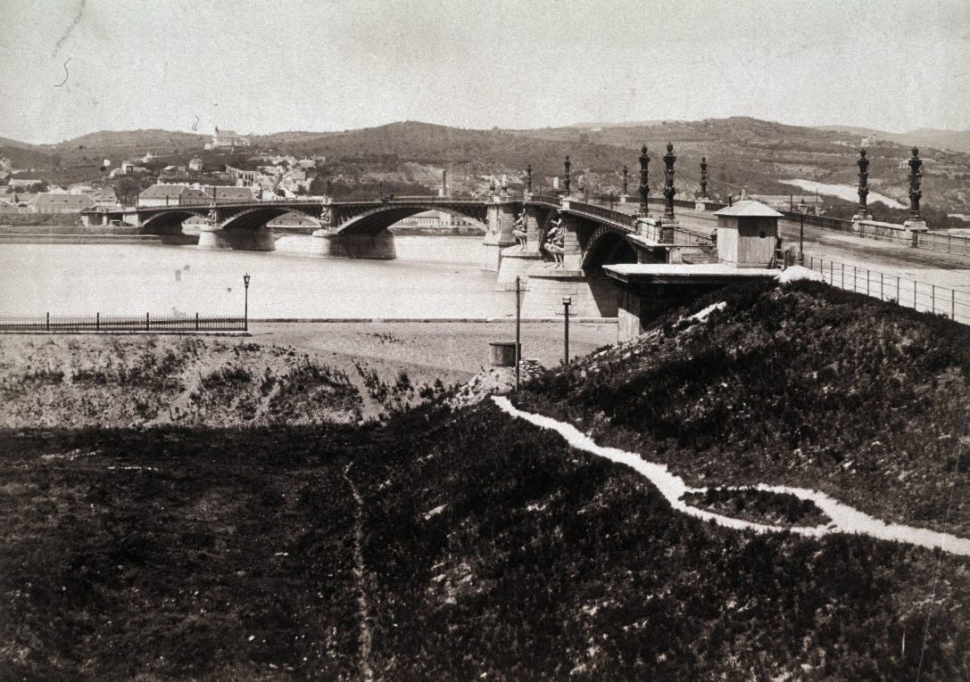 A Margit híd a mai Jászai Mari tér felől nézve, kilátással a Rózsadomb felé. A felvétel 1883-ban készült. Fotó: Album050 / Fortepan