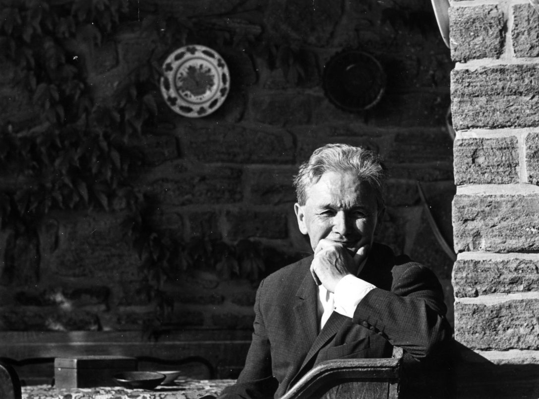 Németh László író sajkodi nyaralójában 1699-ban. Fotó: Fortepan / Németh László Társaság