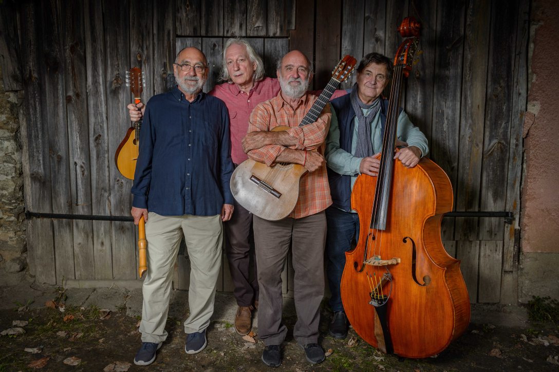 A Kaláka együttes tagjai, Gryllus Dániel, Radványi Balázs, Gryllus Vilmos és Becze Gábor előadóművészek. Fotó: MTI/Cseke Csilla