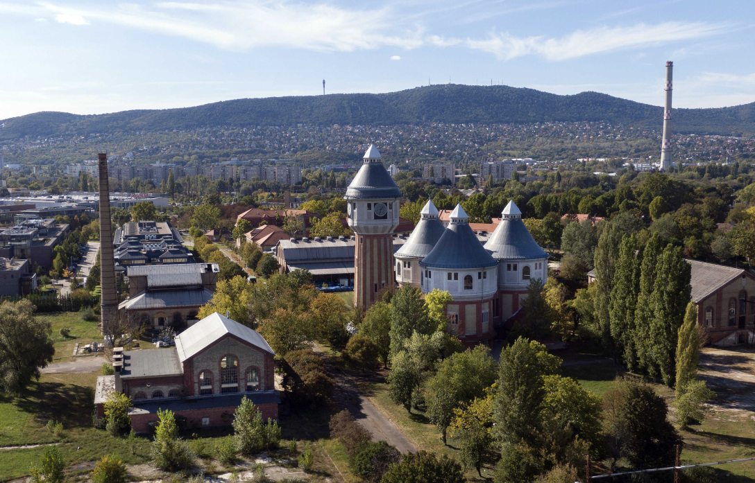 Az egykori óbudai gázgyár víztornya és kátránytornyai madártávlatból 2020. október 9-én. Fotó: MTI/Máthé Zoltán