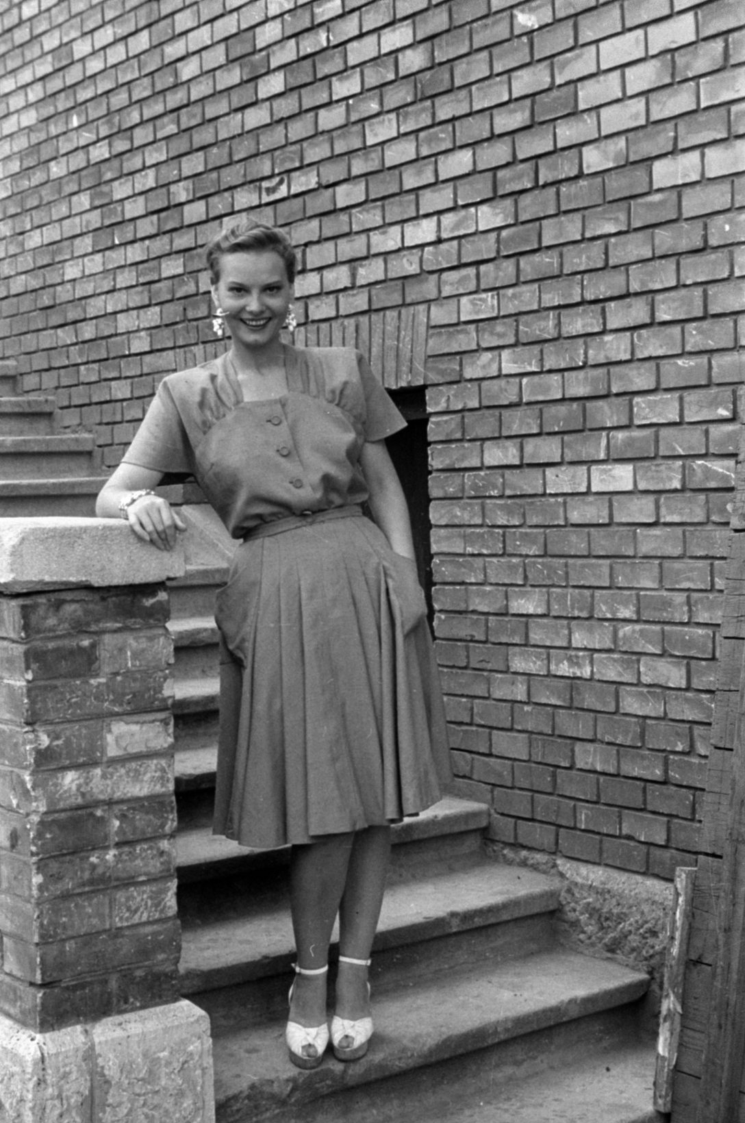 Könyves Kálmán körút 15., a Magyar Film Iroda Rt (MFI) udvara, Szeleczky Zita színművésznő Az első című film (rendező Cserépy László) forgatása idején. Fotó: Fortepan / Bojár Sándor