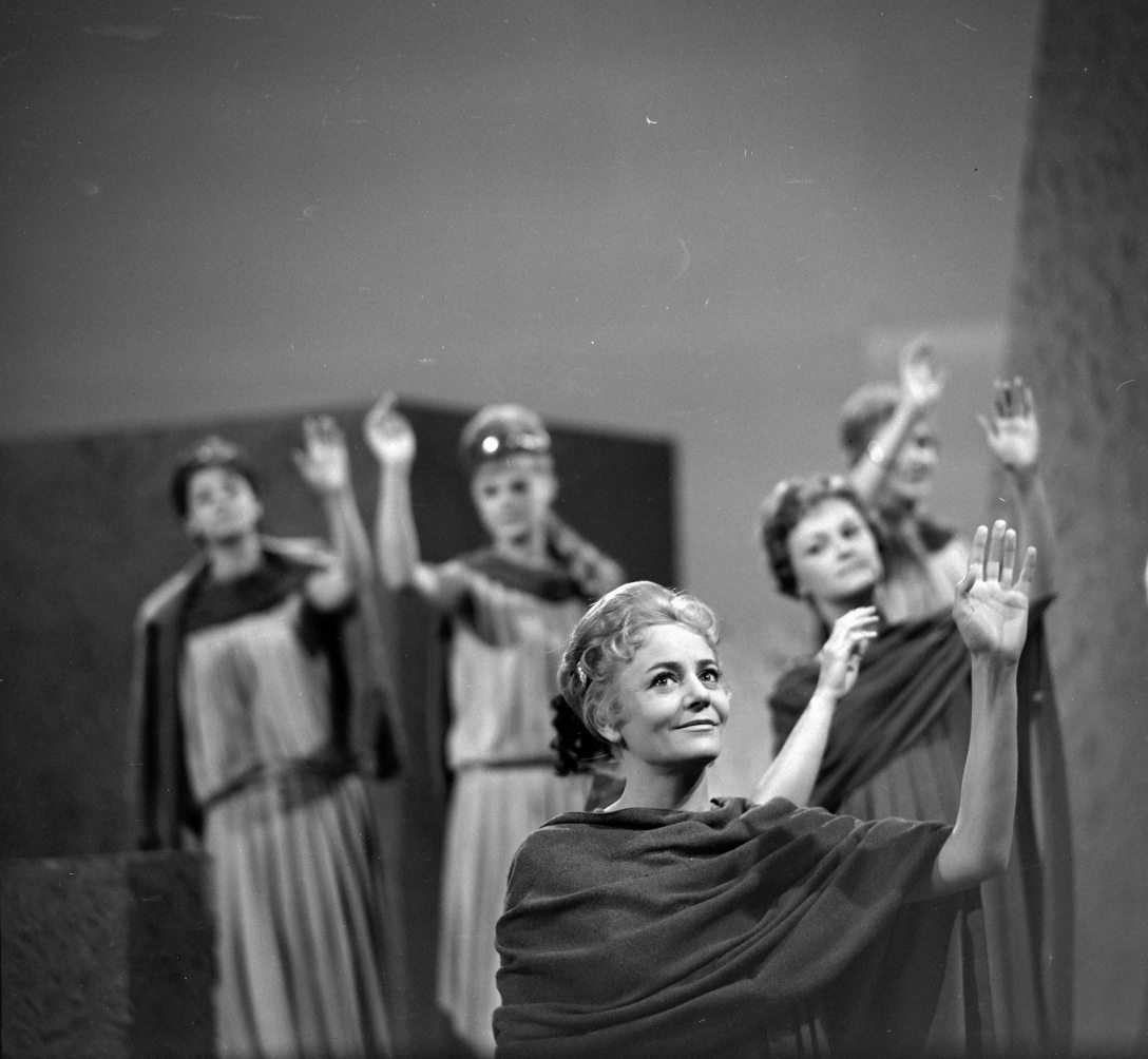 Temessy Hédi az MTV stúdiójában, Szophoklész: Elektra című drámájából készült tévéjáték felvételén 1962-ben. Fotó: Szalay Zoltán / Fortepan