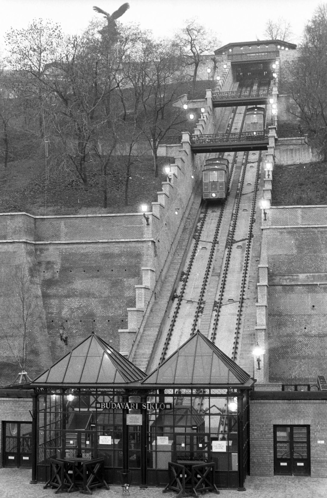 A Budavári Sikló a Clark Ádám téren 1986-ban. Fotó: Fortepan / Erdei Katalin