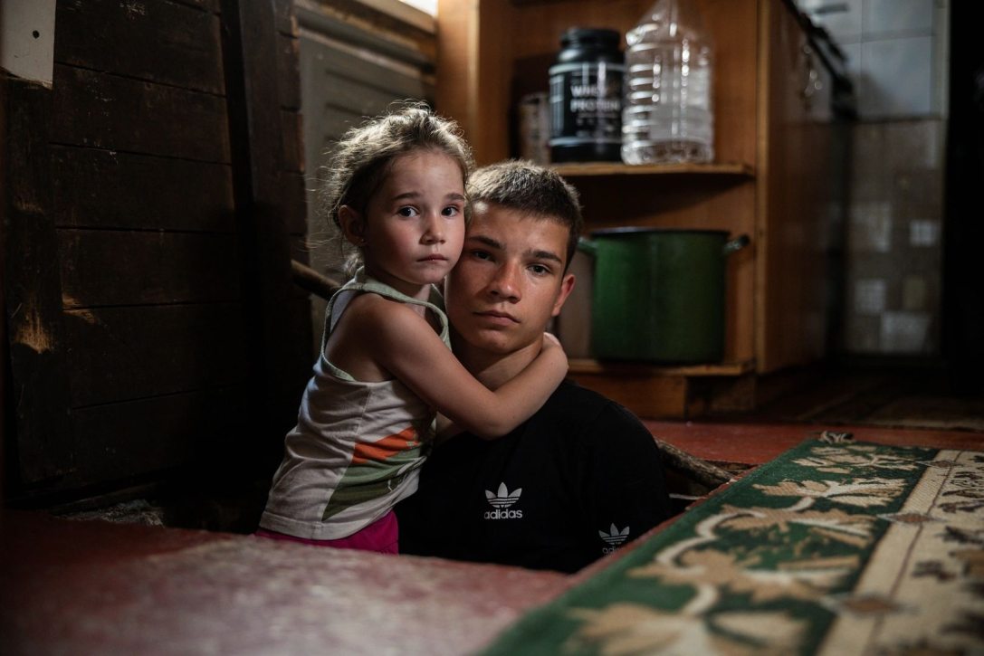 Stiller Ákos: Drónok elől bújva / Mindennapi élet, egyedi kép, 1. díj