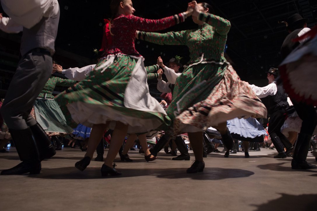 A XXXVI. Országos Táncháztalálkozó résztvevői a Papp László Budapest Sportarénában 2017. április 23-án. Fotó: MTI/Kallos Bea