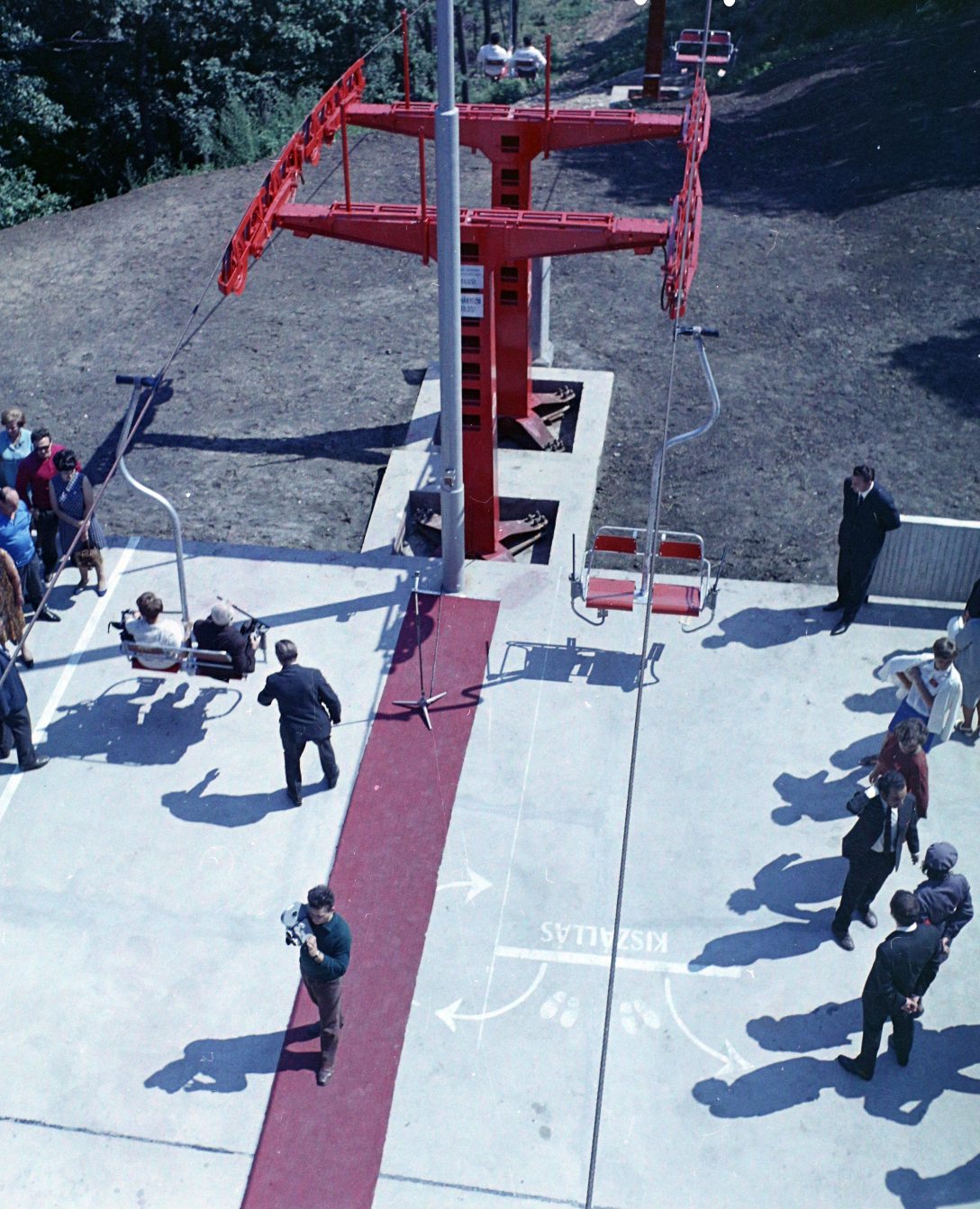 A Libegő felső állomása az átadási ünnepségkor 1970-ben. Fotó: Fortepan / UVATERV