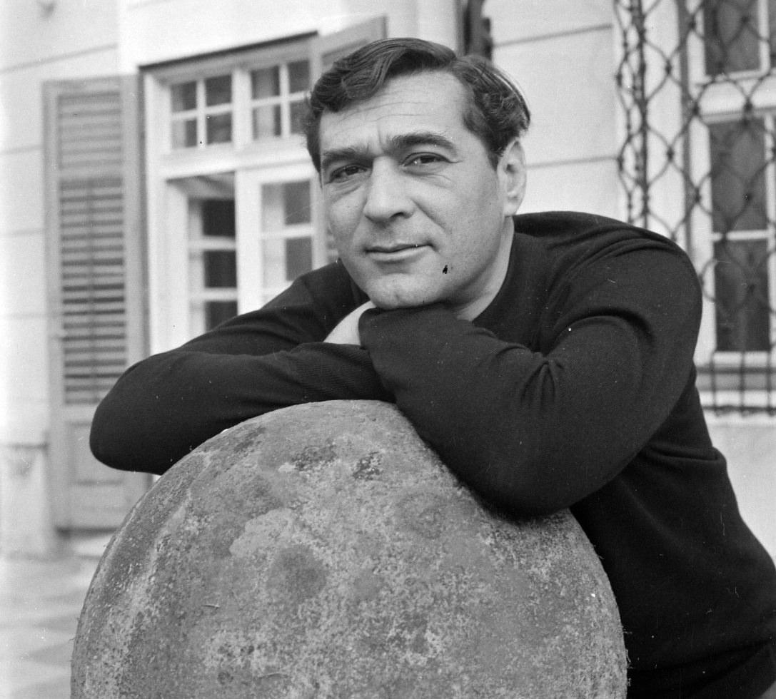 Somlyó György a szigligeti Esterházy-kastélyban, az Írók Alkotóházának teraszán 1965-ben. Fotó: Hunyady György / Fortepan