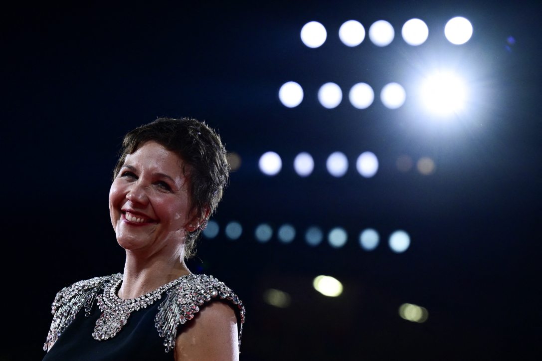 Maggie Gyllenhaal a Memory című film vörös szőnyeges bemutatóján a 80. Velencei Filmfesztiválon, 2023. szeptember 8-án. Fotó: Tiziana FABI / AFP