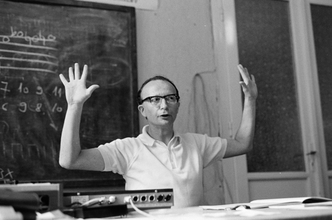 Földes Imre zenetudós, zeneelmélet, szolfézs és zenetörténet óráján Sztravinszkij Tavaszi áldozat cmű művéről tart előadást 1971-ben. Fortepan / Szentkuthy Ibolya