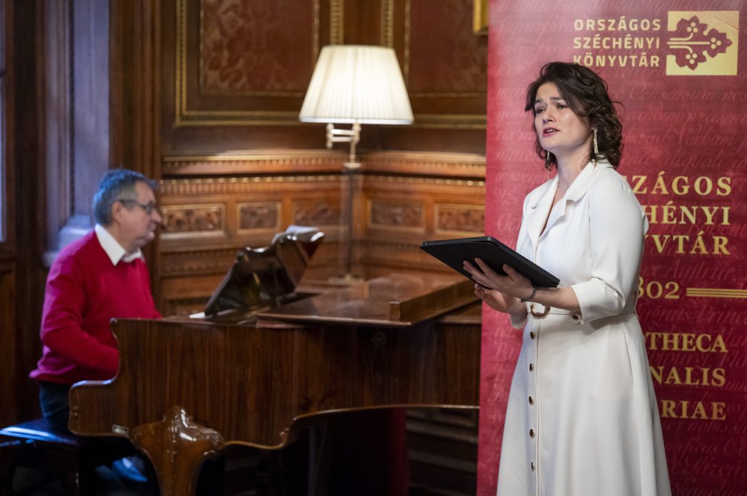 Kriszta Kinga operaénekes és Dénes István Liszt Ferenc-díjas karmester, zeneszerző és zongoraművész a Magyar Állami Operaház és az Országos Széchényi Könyvtár (OSZK) új szakmai együttműködéséről tartott sajtótájékoztatón. MTI/Balogh Zoltán