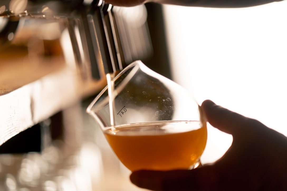 Stockphoto - sör - kocsma - söröző - csapos - csap. Fotó: Shutterstock