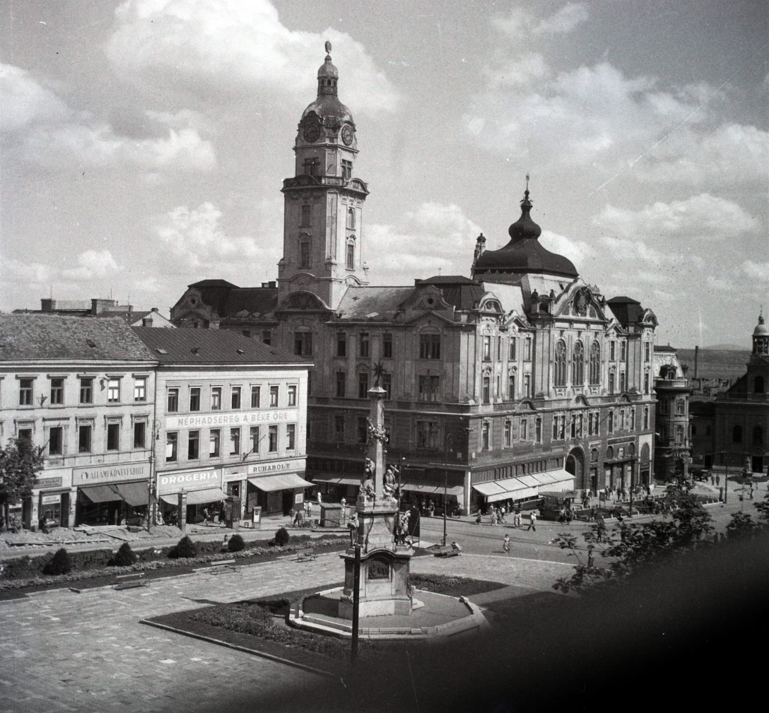 1949 Pécs. Széchenyi tér, Szentháromság-szobor, Városháza.Fotó: Fortepan / Fortepan/Album006