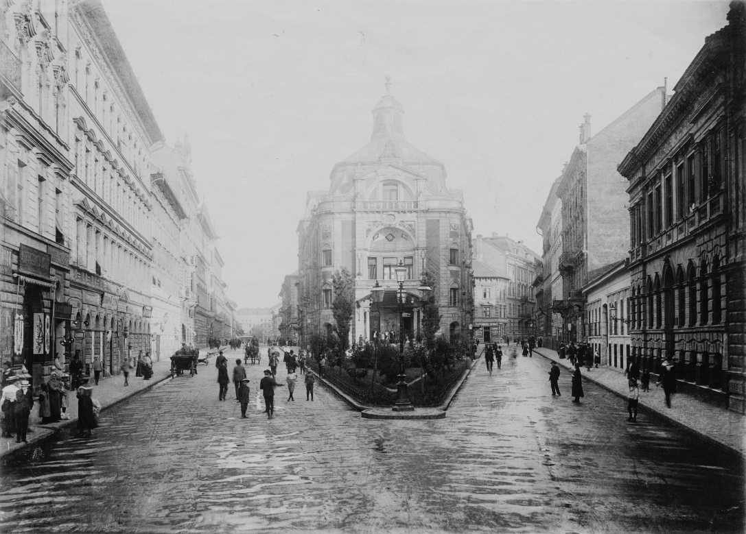 Hevesi Sándor (ekkor névtelen) tér az Izabella utca és a Rejtő Jenő (Szövetség) utca között, szemben a Magyar Színház. Fotó: Fortepan / Deutsche Fotothek / Brück und Sohn