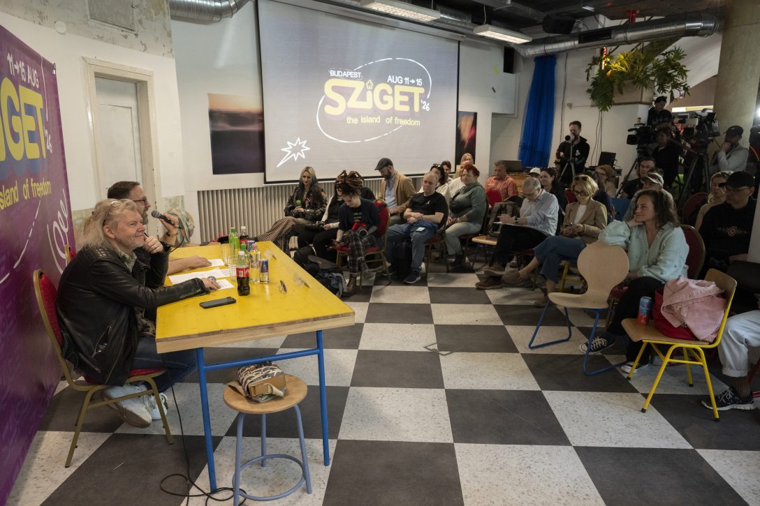 Gerendai Károly alapító-tulajdonos (b) és Kádár Tamás főszervező a 32. Sziget Fesztivál sajtótájékoztatóján a budapesti Dugattyús-házban 2026. április 29-én.  Fotó: MTI/Lakatos Péter