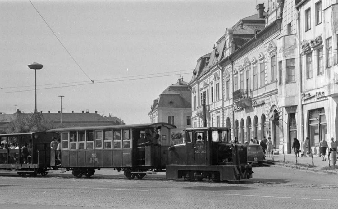 A Nyíregyházavidéki Kisvasutak szerelvénye a villamossal közös pályaszakaszon, a Tanácsköztársaság téren, Nyíregyházán 1968-ban. Fotó: Fortepan / Bojár Sándor
