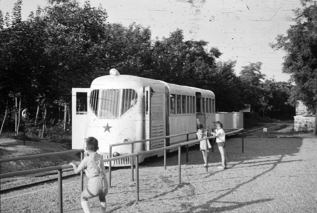 A sztálinvárosi Úttörővasút bányamozdonyból átépített motorkocsija 1961-ben. Fotó: Fortepan / A R