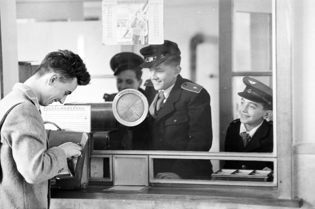 A Széchenyihegy végállomás pénztáránál 1959-ben. Fotó: Fortepan / Hegyvidéki Helytörténeti Gyűjtemény