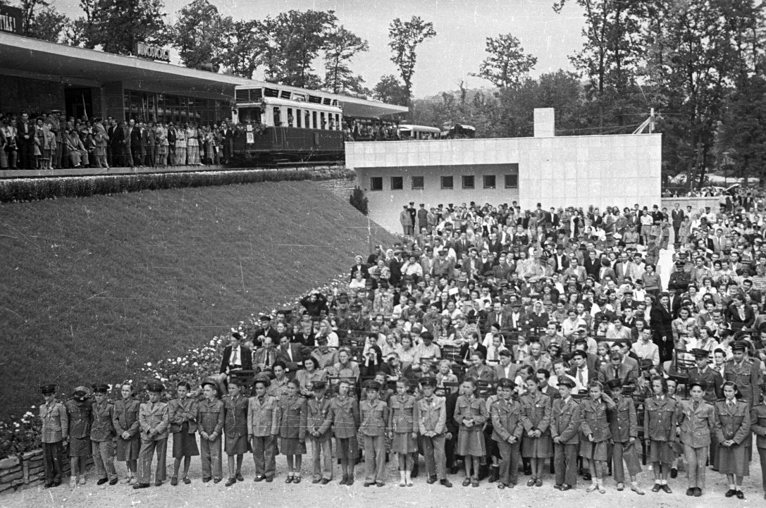 Ünnepség Hűvösvölgyben a teljes vonal átadása alkalmából 1950. augusztus 20-án. Fotó: Fortepan / UVATERV
