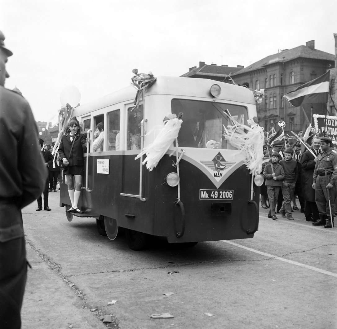 Gyermekvasutasok a május 1-i felvonuláson, a budapesti Dózsa György úton 1970-ben. Fotó: Fortepan / Gárdos Katalin