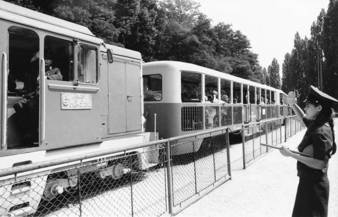 Szépjuhászné (Ságvári liget) állomáson 1979-ben. Fotó: Fortepan / Hegyvidéki Helytörténeti Gyűjtemény