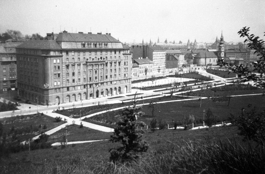 1942 Budapest I., Tabán, balra a Bethlen-udvar, jobbra az Alexandriai Szent Katalin-templom. Fotó: Fortepan / Karabélyos Péter