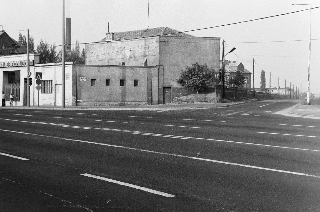 Soroksári út 164., Hazai Fésűsfonó- és Szövőgyár, jobbra a Szabadkai út . Fotó: Fortepan / Bojár Sándor