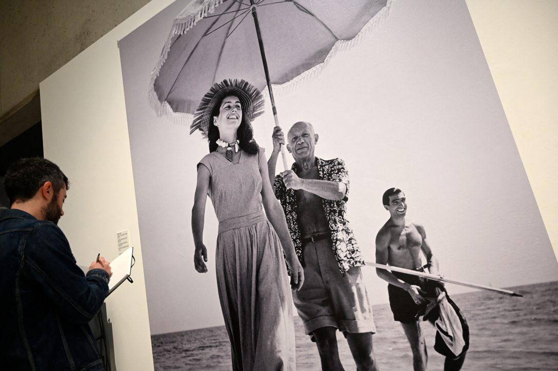 Robert Capa magyar fotográfus „Picasso Françoise Gilot-val és unokaöccsével, Javier Vilatóval a Golfe-Juan-i tengerparton. Franciaország, 1948 augusztusa” című fotója. Fotó: Lluis Gene / AFP