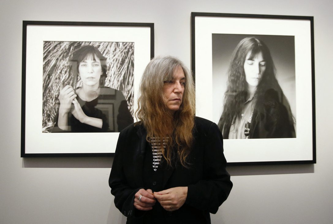 Patti Smith amerikai énekes és dalszerző pózol a néhai amerikai fotós, Robert Mapplethorpe emlékére rendezett kiállítás megnyitóján a párizsi Grand Palais-ban, 2014. március 24-én. Fotó: Patrick Kovarik / AFP