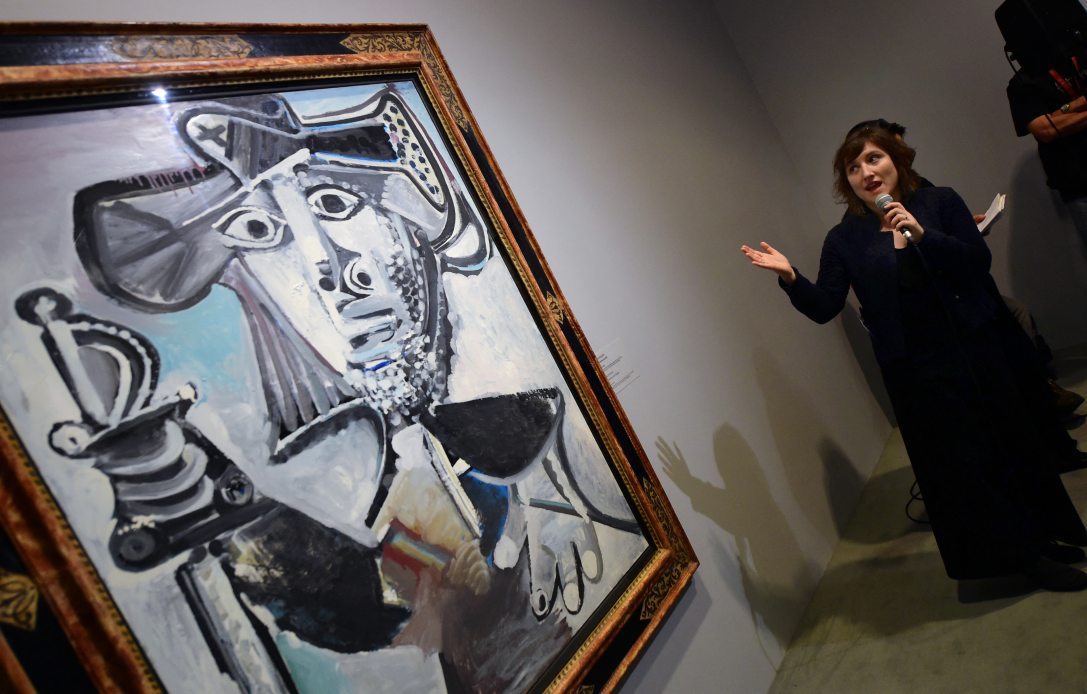 Emilie Bouvard, a francia nemzeti Picasso múzeum kurátora és művészettörténésze bemutatja a „Kardos testőr” című festményt Pablo Picasso „Átváltoztatás” című kiállításán a Magyar Nemzeti Galériában, 2016. április 20-án. Fotó: Kisbenedek Attila / AFP