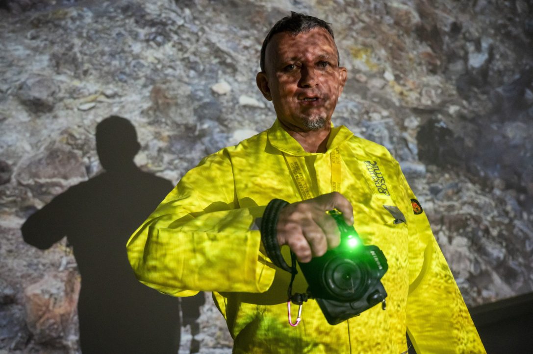 Koronczi Endre Munkácsy Mihály-díjas képzőművész, festő, grafikus, performer a Pneuma Cosmic (Kozmikus lehelet) című kiállításán a 61. Velencei Képzőművészeti Biennále magyar pavilonjában 2026. május 6-án. Fotó: Balogh Zoltán / MTI