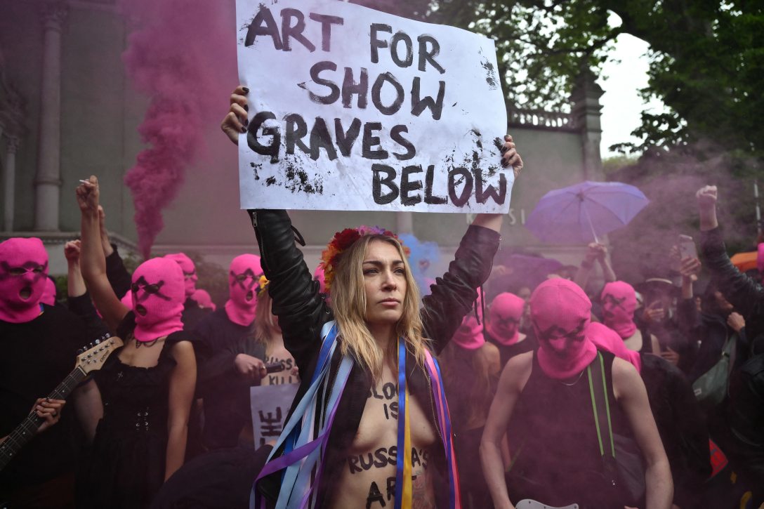 nna Sevcsenko (C), a FEMEN nemzetközi nőmozgalom vezetője és a Pussy Riot aktivistái tiltakoznak Oroszország részvétele ellen a Velencei Biennálén. Fotó: Marco Bertorello / AFP