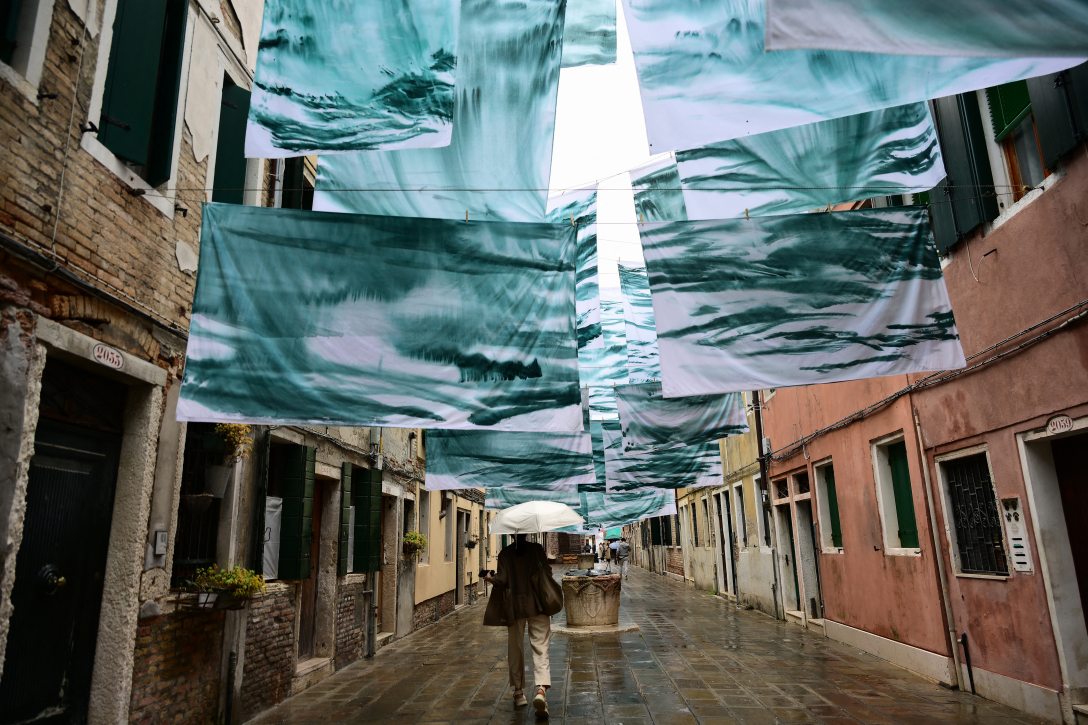 Egy gyalogos átsétál Vanessa McGill brit művész "Marea" című installációja alatt. Fotó: Marco Bertorello / AFP
