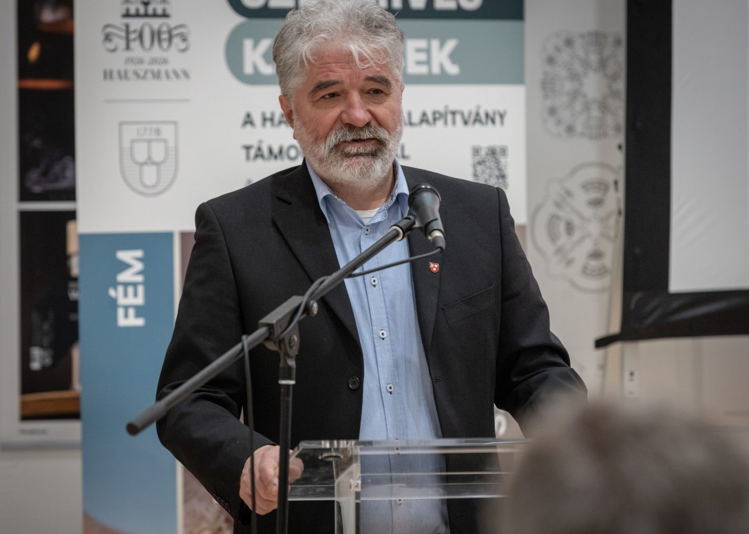 Erős István, a Magyar Képzőművészeti Egyetem rektora beszédet mond az oktatási szimpóziumon a Hauszmann 100 Emlékév kezdetén a Magyar Képzőművészeti Egyetemen (MKE) 2026. március 19-én.  Fotó: MTI/Hatházi Tamás