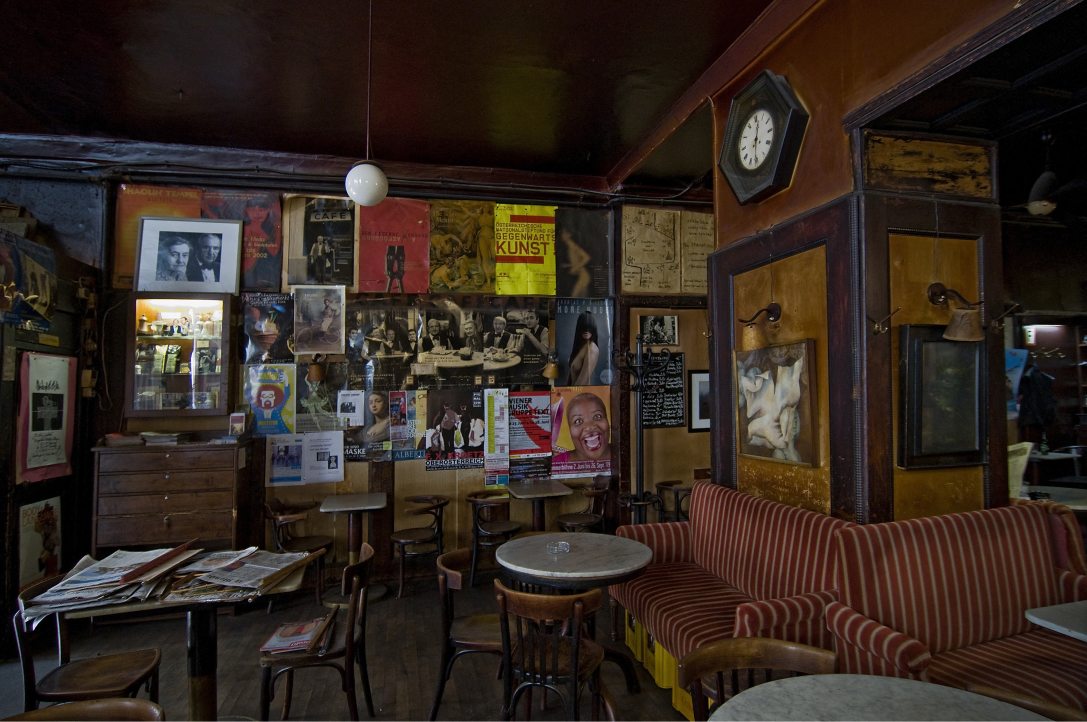 Plakátok a falon a Café Hawelka-ban. Fotó: Urs Schweitzer / IMAGNO / APA-PictureDesk via AFP