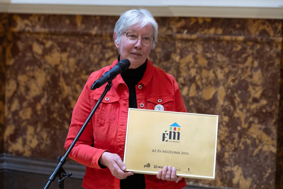 Az Év Múzeuma díjjal elismert tiszaföldvári Tiszazugi Földrajzi Múzeum igazgatója, Béres Mária a Múzeumok majálisán, az Év Múzeuma 2026 díj átadásán a Magyar Nemzeti Múzeumban (MNM). Fotó: MTI/Kocsis Zoltán